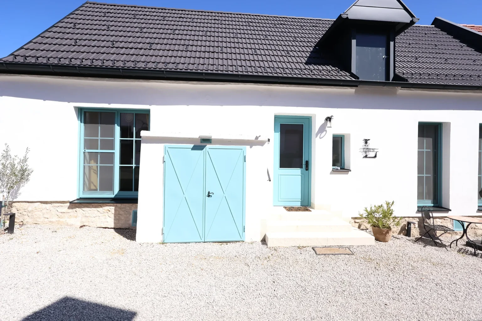 Hofgassenhaus LIMUN in Mörbisch am See: Hausansicht mit hellblauen Türen