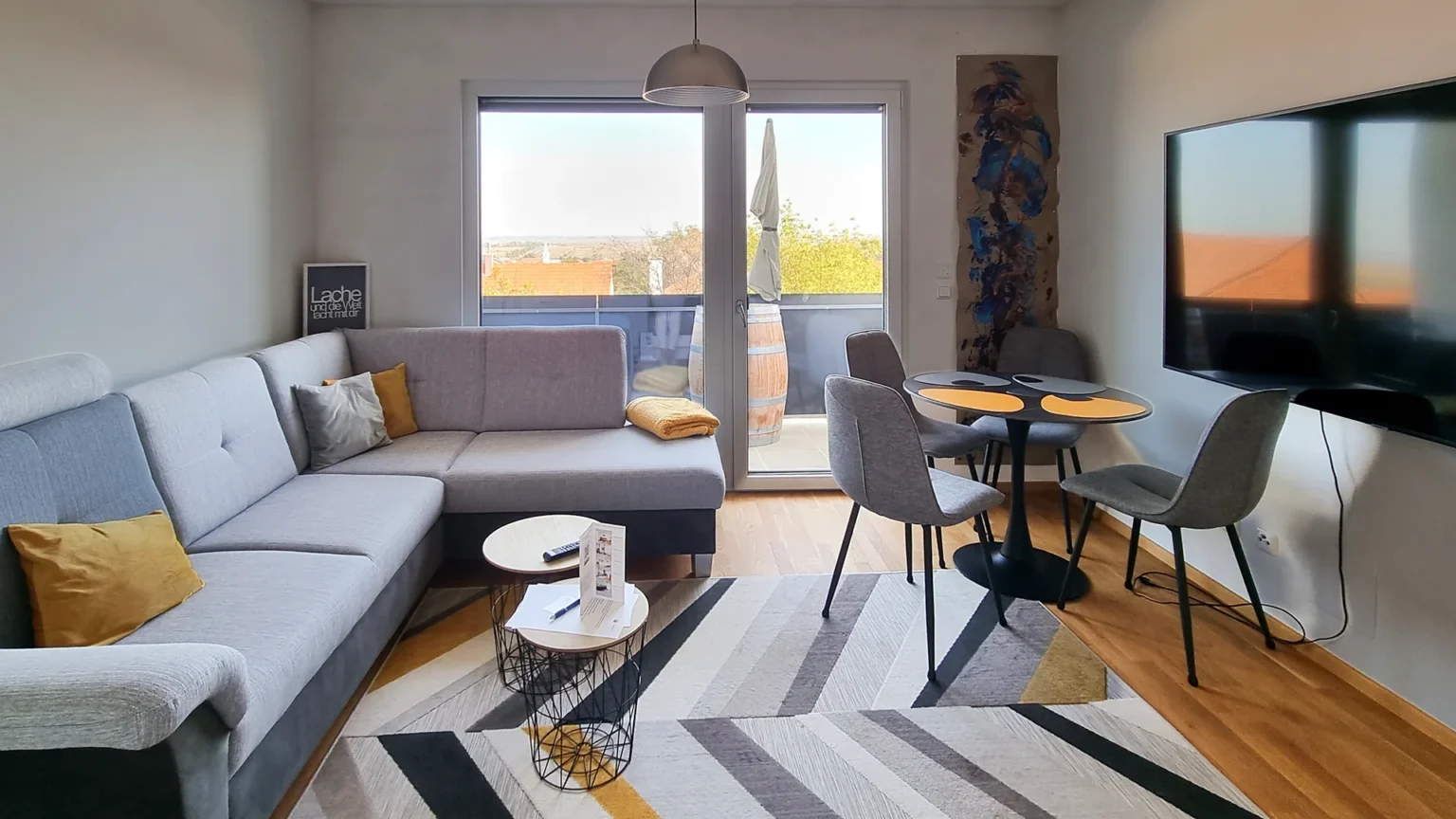 Wein Suite in Mörbisch am See: Wohnbereich mit Ecksofa und Essplatz