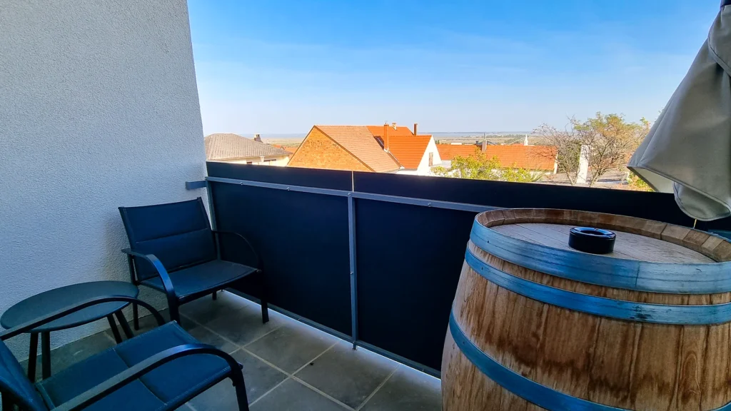 Wein Suite in Mörbisch am See: Balkon mit Sitzplatz und Weinfass