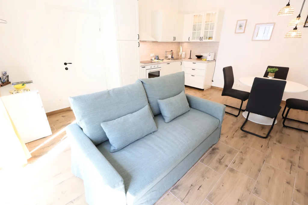 Hofgassenhaus LIMUN in Mörbisch am See: Wohnbereich mit Sofa und Essplatz