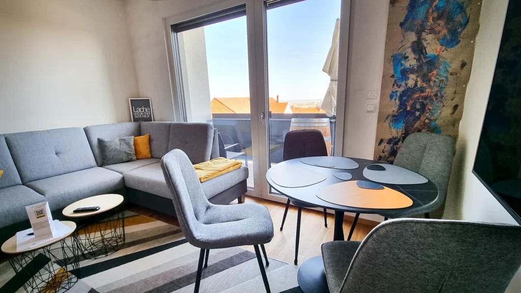 Wein Suite in Mörbisch am See: Essbereich vor dem Balkon