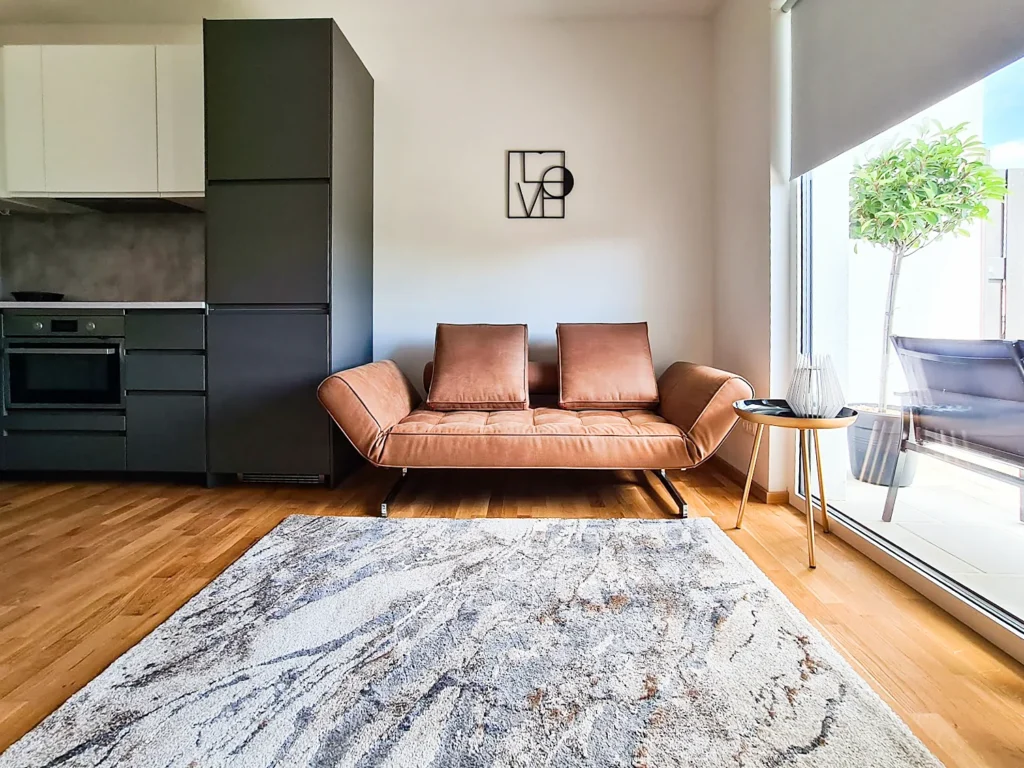 Love Suite in Mörbisch am See: Sofa mit Blick auf die Terrasse