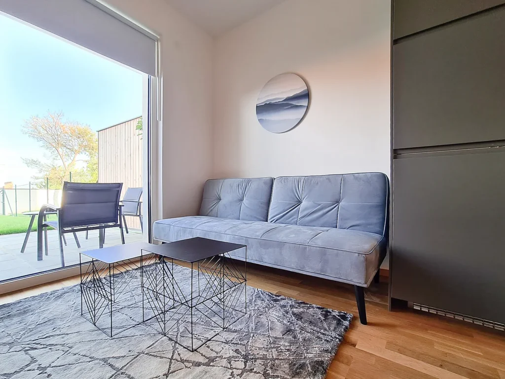 Relax Suite in Mörbisch am See: Sofa mit Blick auf die Terrasse