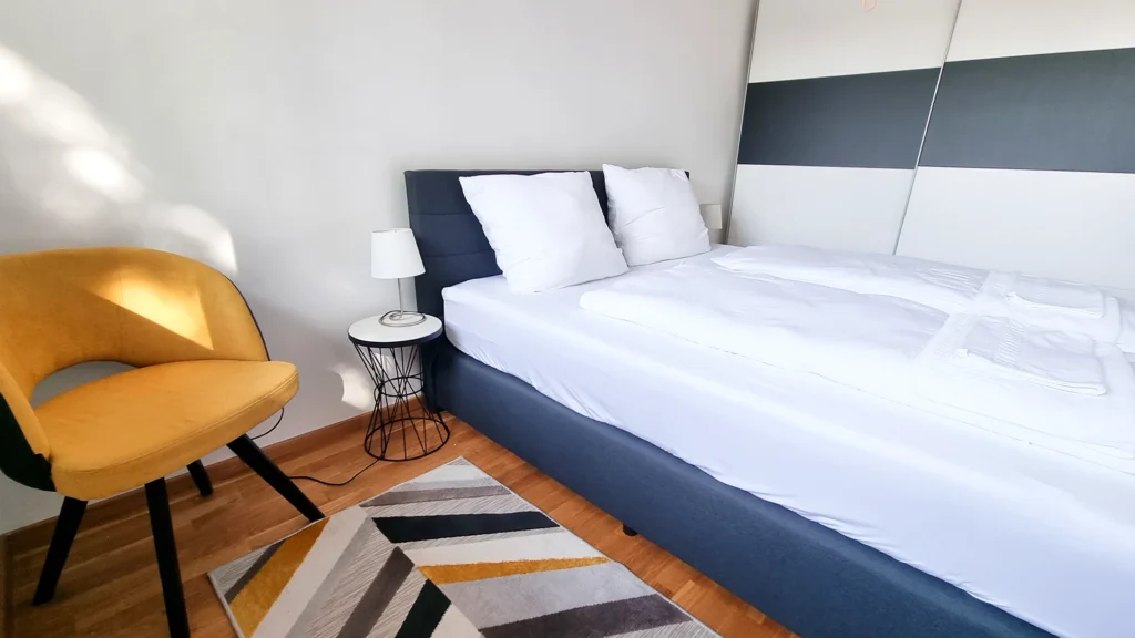 Wein Suite in Mörbisch am See: Schlafzimmer mit Leseecke
