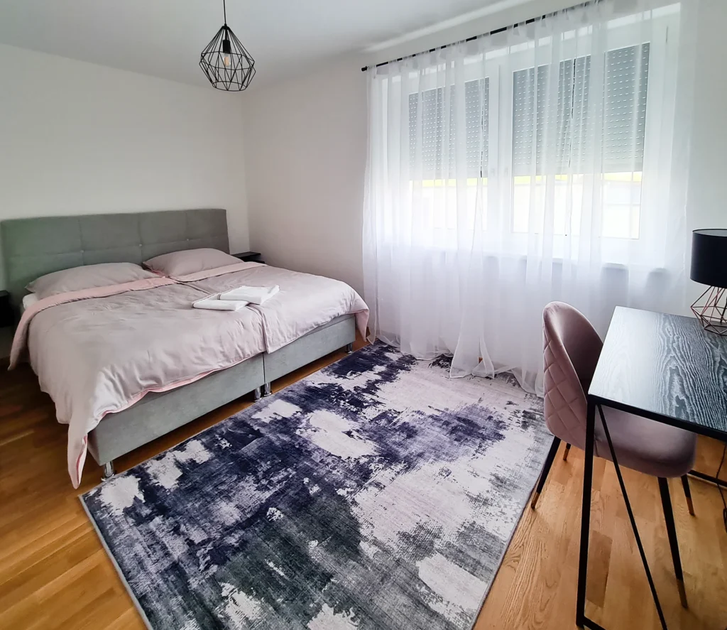 Friendship Suite in Mörbisch am See: Zweites Schlafzimmer mit Schreibtisch