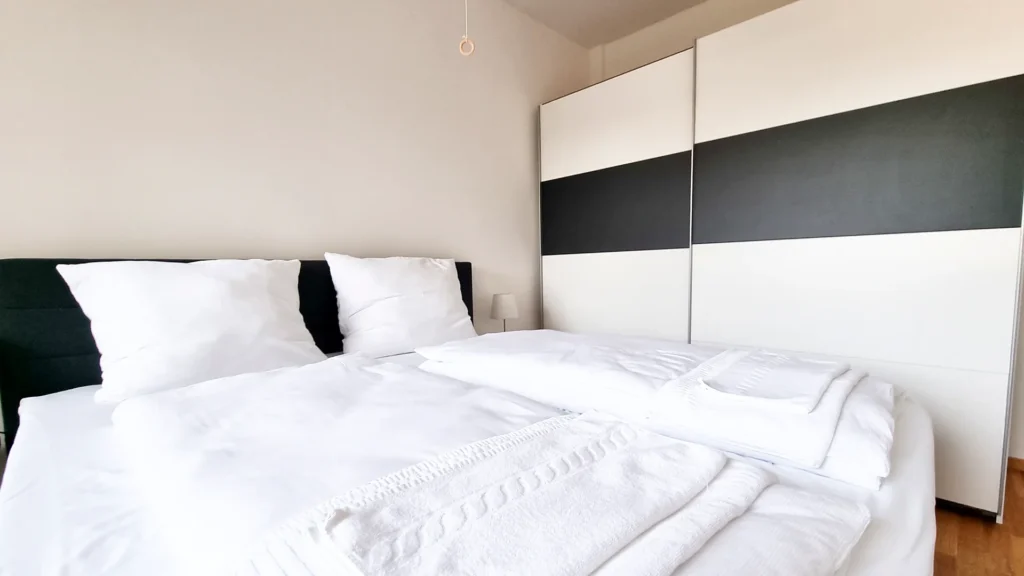 Wein Suite in Mörbisch am See: Doppelbett mit Bettwäsche und Handtüchern