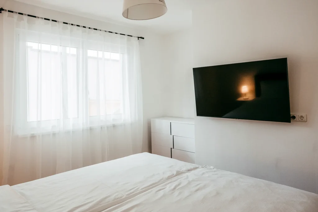 Family Suite in Mörbisch am See: Schlafzimmer mit TV