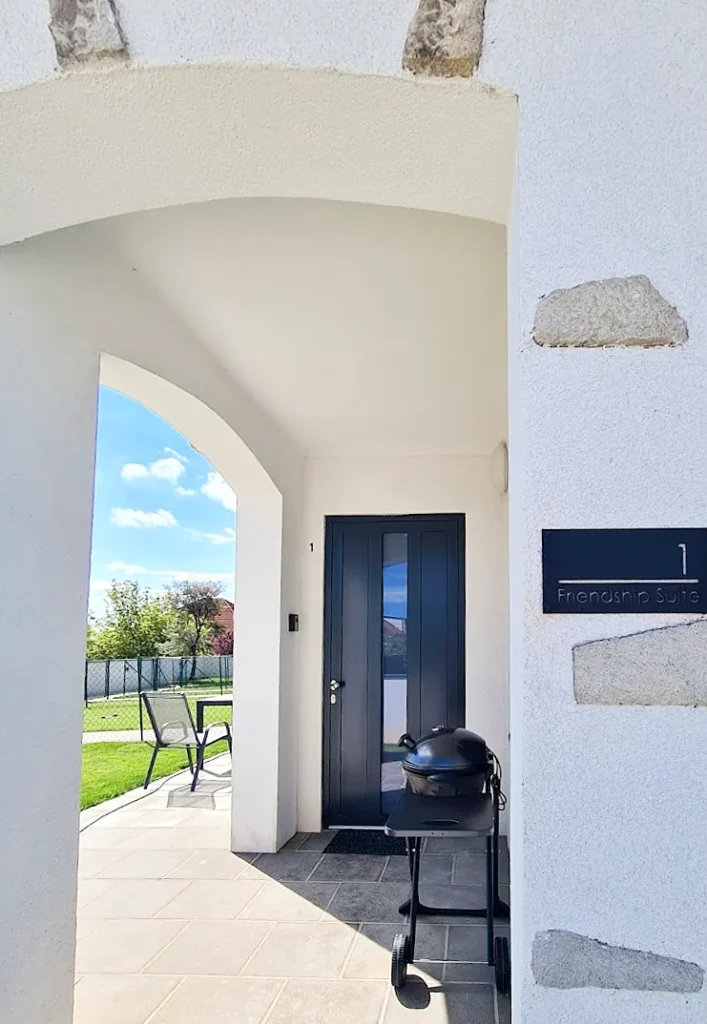 Friendship Suite in Mörbisch am See: Eingang mit Grill