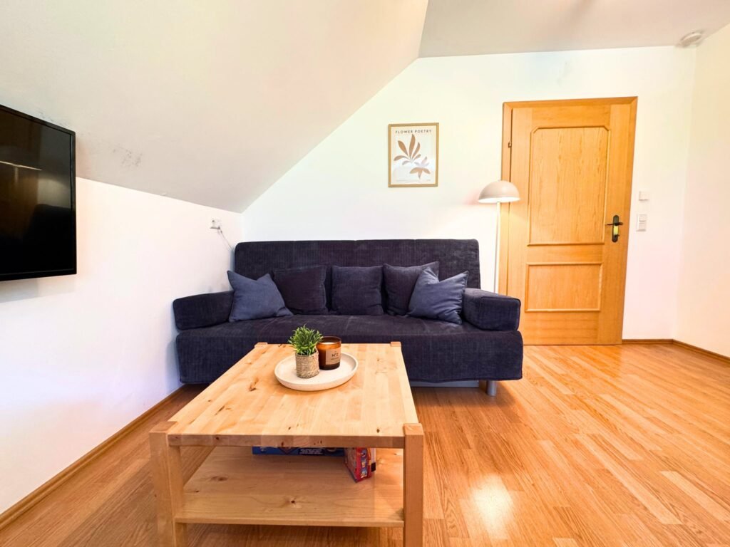 Apartment BergWiese 225 in Donnersbachwald: Wohnzimmer mit Couchtisch