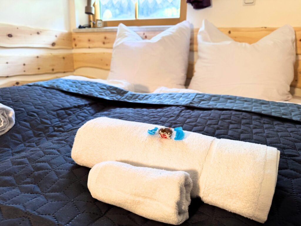 Apartment BergWiese 225 in Donnersbachwald: Bett mit frischen Handtüchern