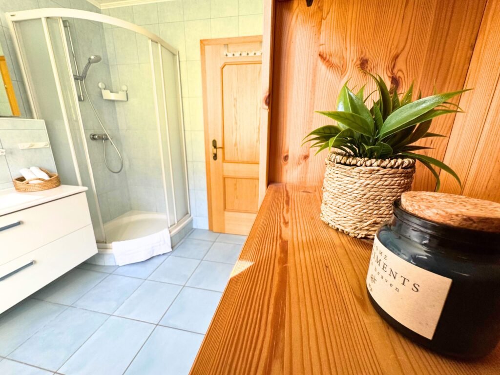 Apartment BergWiese 225 in Donnersbachwald: Bad mit Holzdetails
