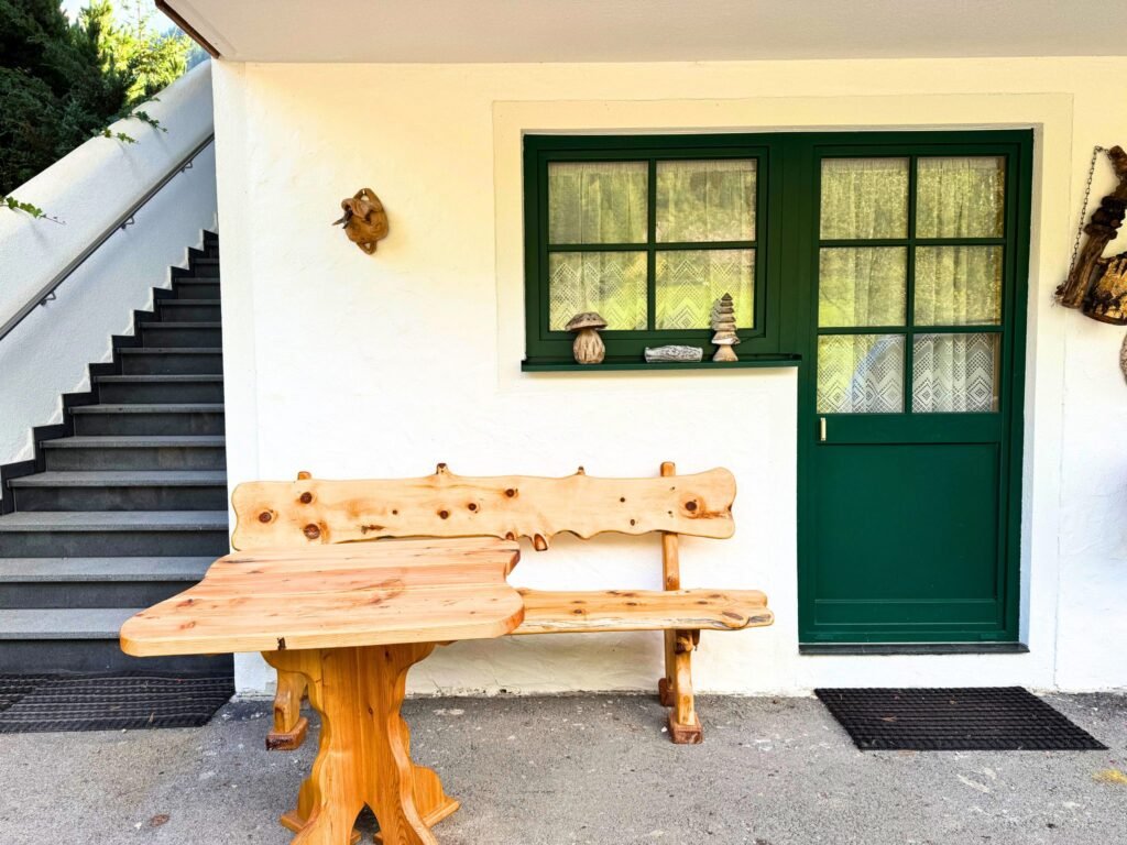 Apartment BergWiese 225 in Donnersbachwald: Eingang mit Sitzbank