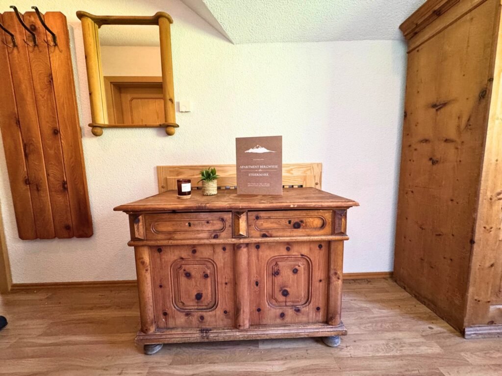 Apartment BergWiese 225 in Donnersbachwald: Vorraum mit Kommode