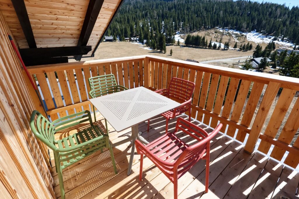 Claras Bergzeit in Flattnitz: Balkon mit Blick ins Tal