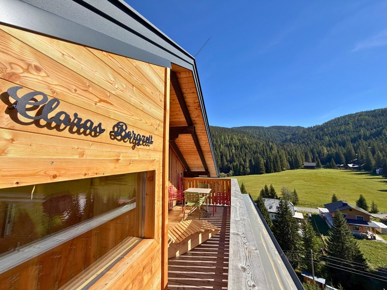 Claras Bergzeit in Flattnitz: Balkon mit Bergblick