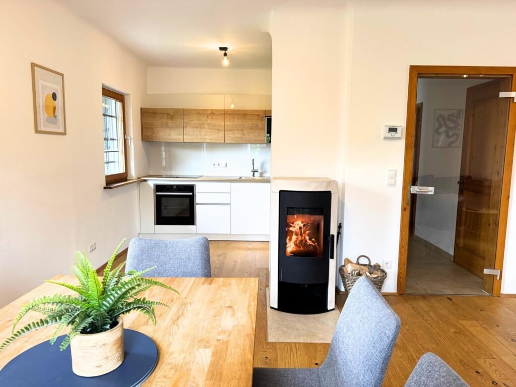 Ferienhaus Panorama in Gamlitz: Essplatz mit Kaminofen und Küche