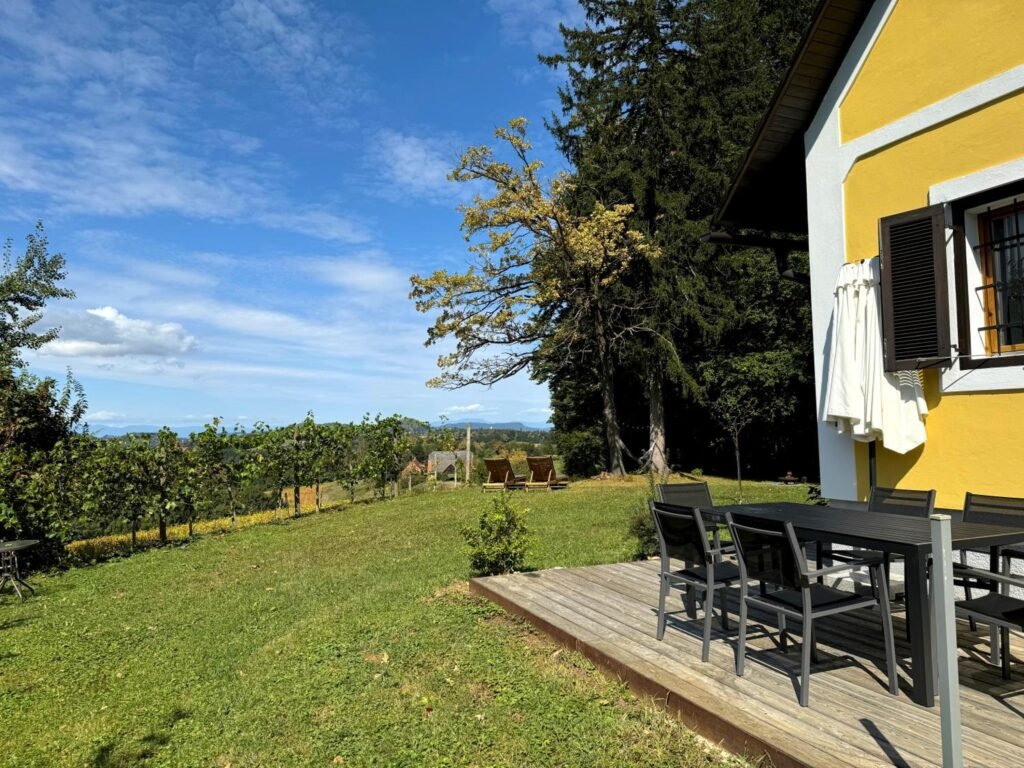 Ferienhaus Panorama in Gamlitz: Terrasse mit Blick ins Grüne